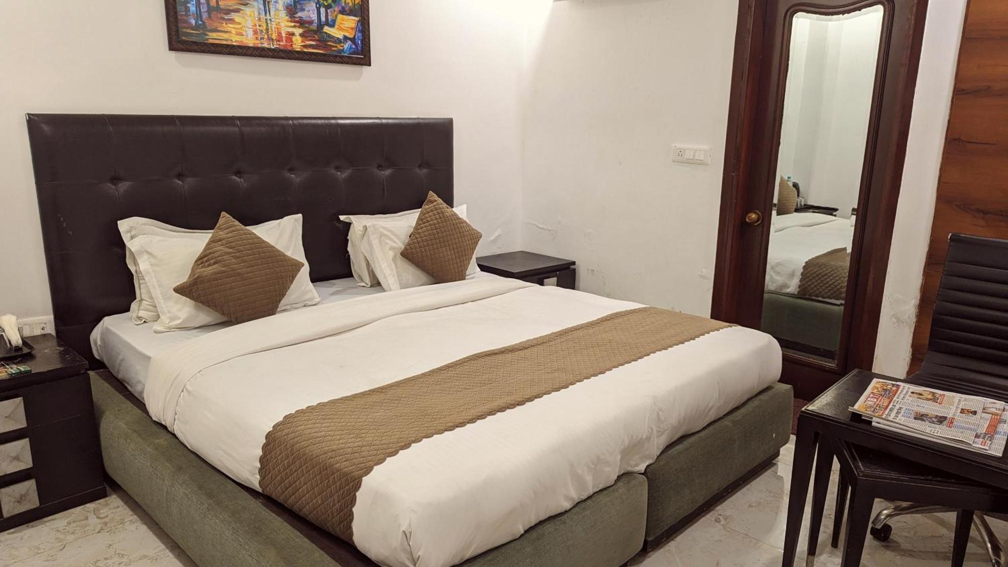 Hotel Moon Taj Near Yashobhoomi Convention Centre Delhi  Exteriör bild