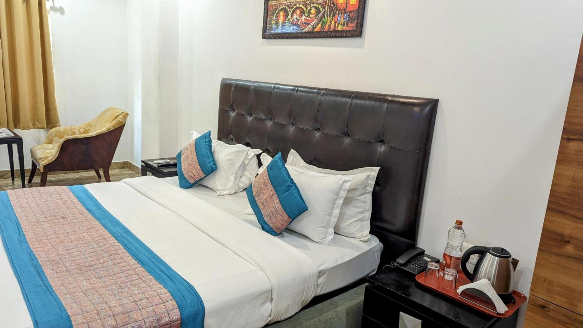 Hotel Moon Taj Near Yashobhoomi Convention Centre Delhi  Exteriör bild