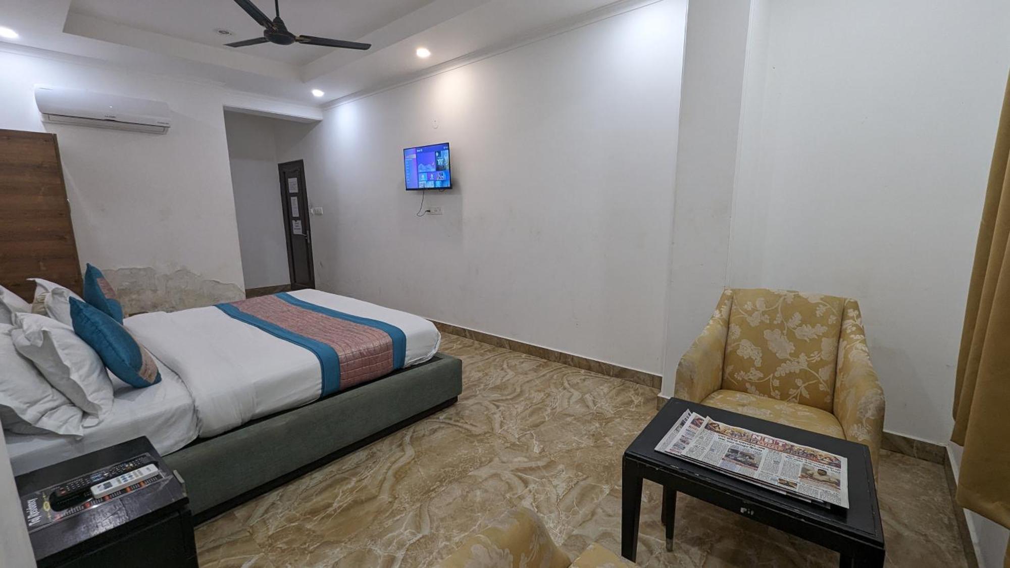 Hotel Moon Taj Near Yashobhoomi Convention Centre Delhi  Exteriör bild