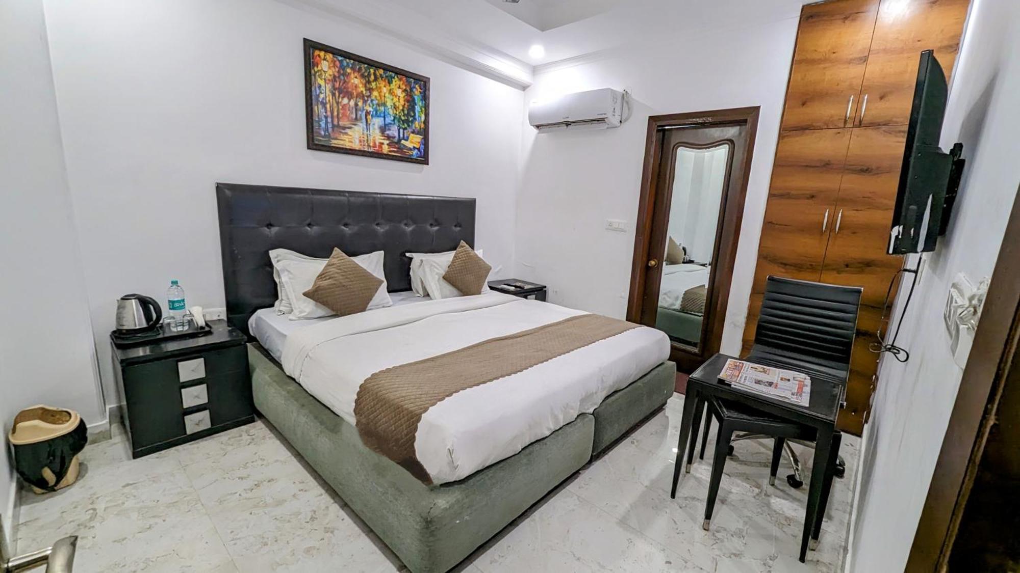 Hotel Moon Taj Near Yashobhoomi Convention Centre Delhi  Exteriör bild