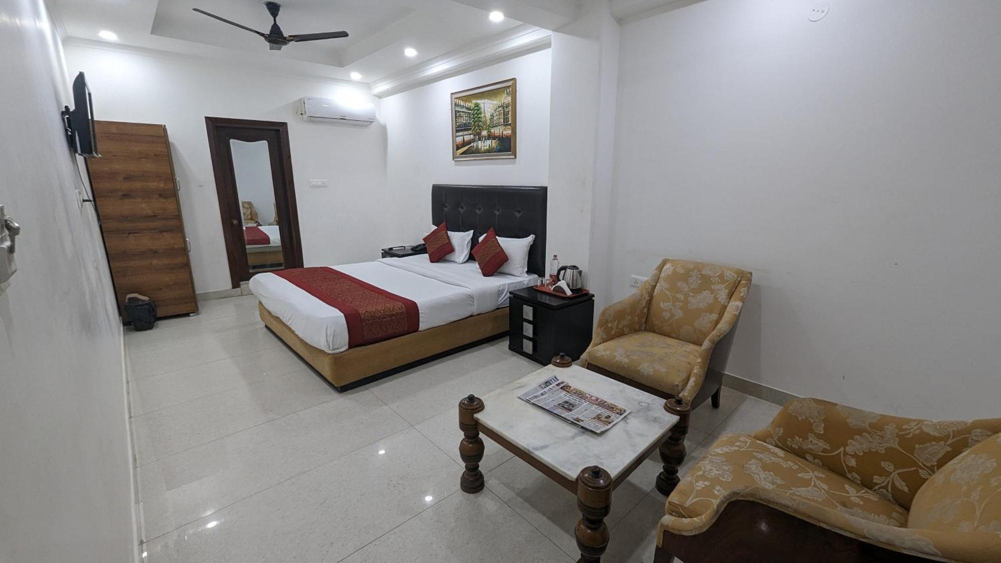 Hotel Moon Taj Near Yashobhoomi Convention Centre Delhi  Exteriör bild