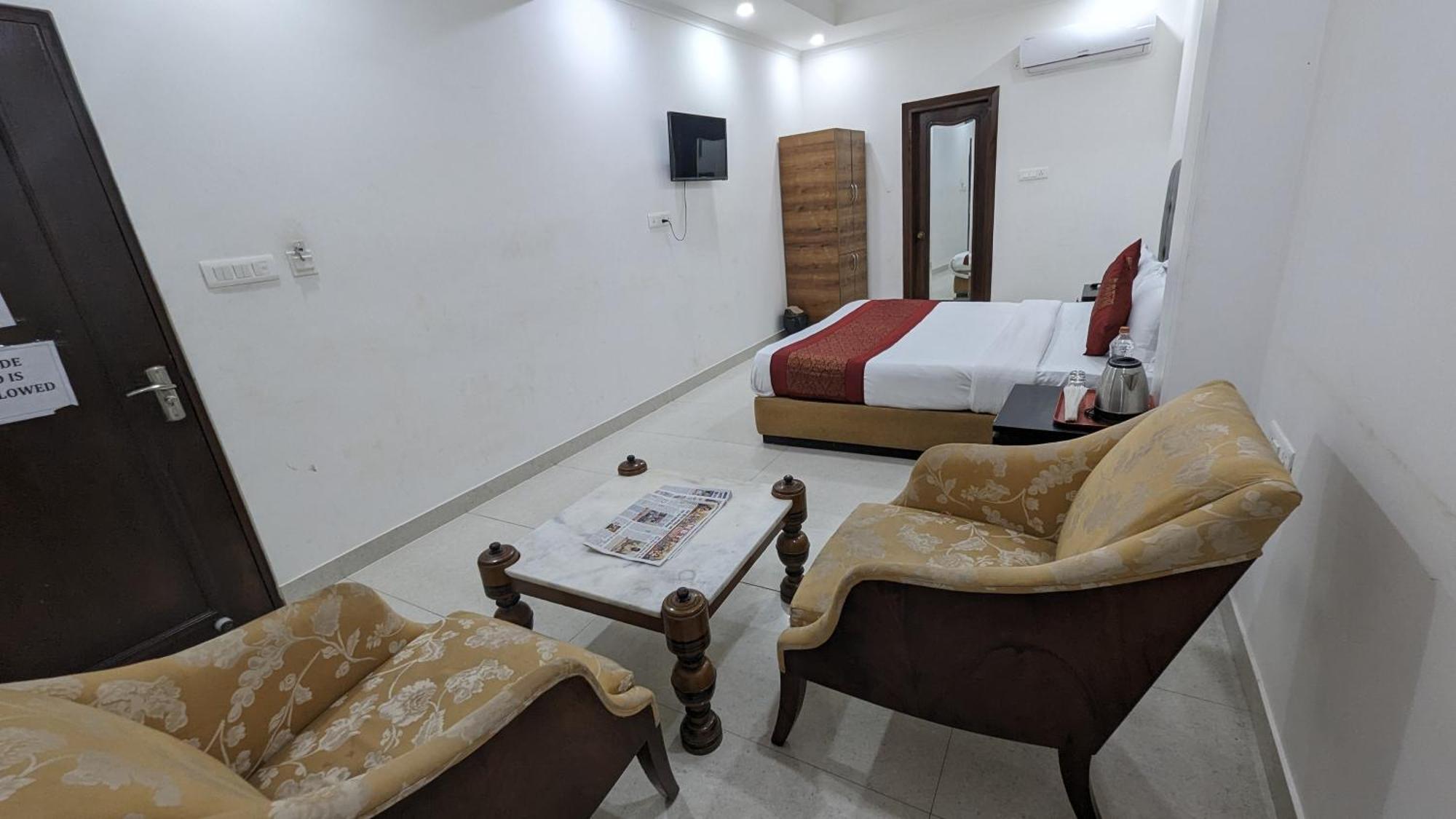 Hotel Moon Taj Near Yashobhoomi Convention Centre Delhi  Exteriör bild