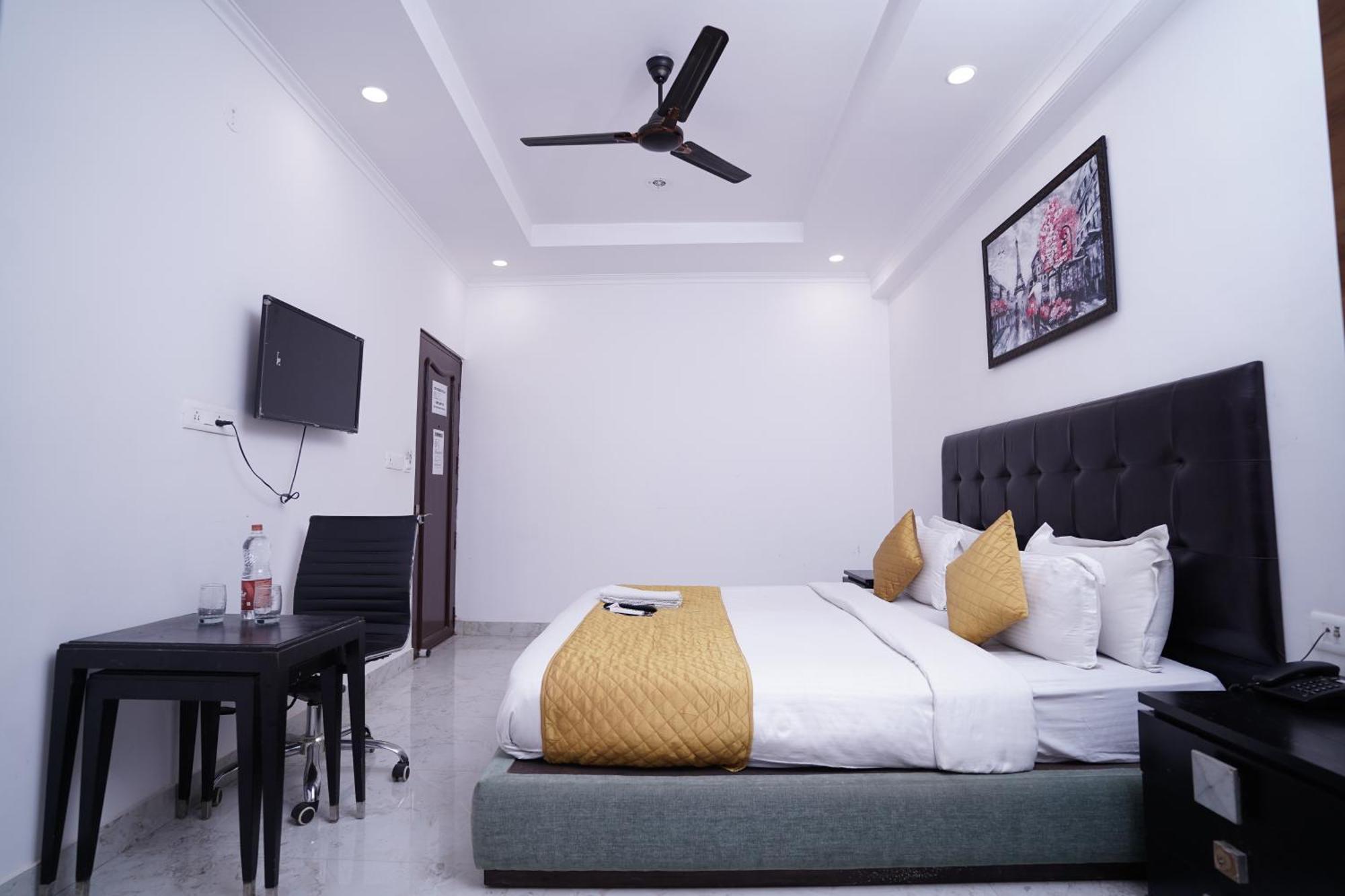 Hotel Moon Taj Near Yashobhoomi Convention Centre Delhi  Exteriör bild